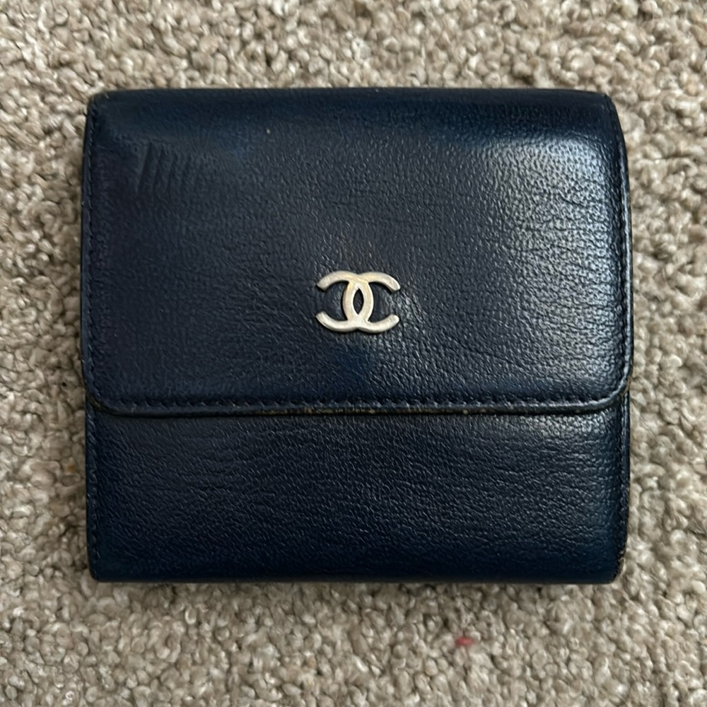 Vintage Chanel EUC wallet in a gorgeous blue. This is stunning in person.